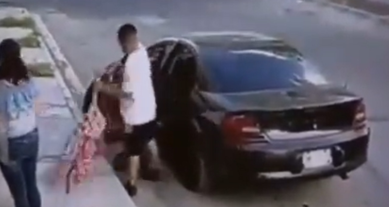 Exhiben en video a sujeto que jaló y maltrató a una niña en Nuevo León