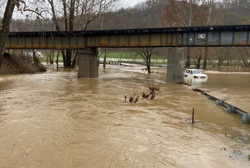 Buscan a 44 personas tras inundaciones por una tormenta en Virginia