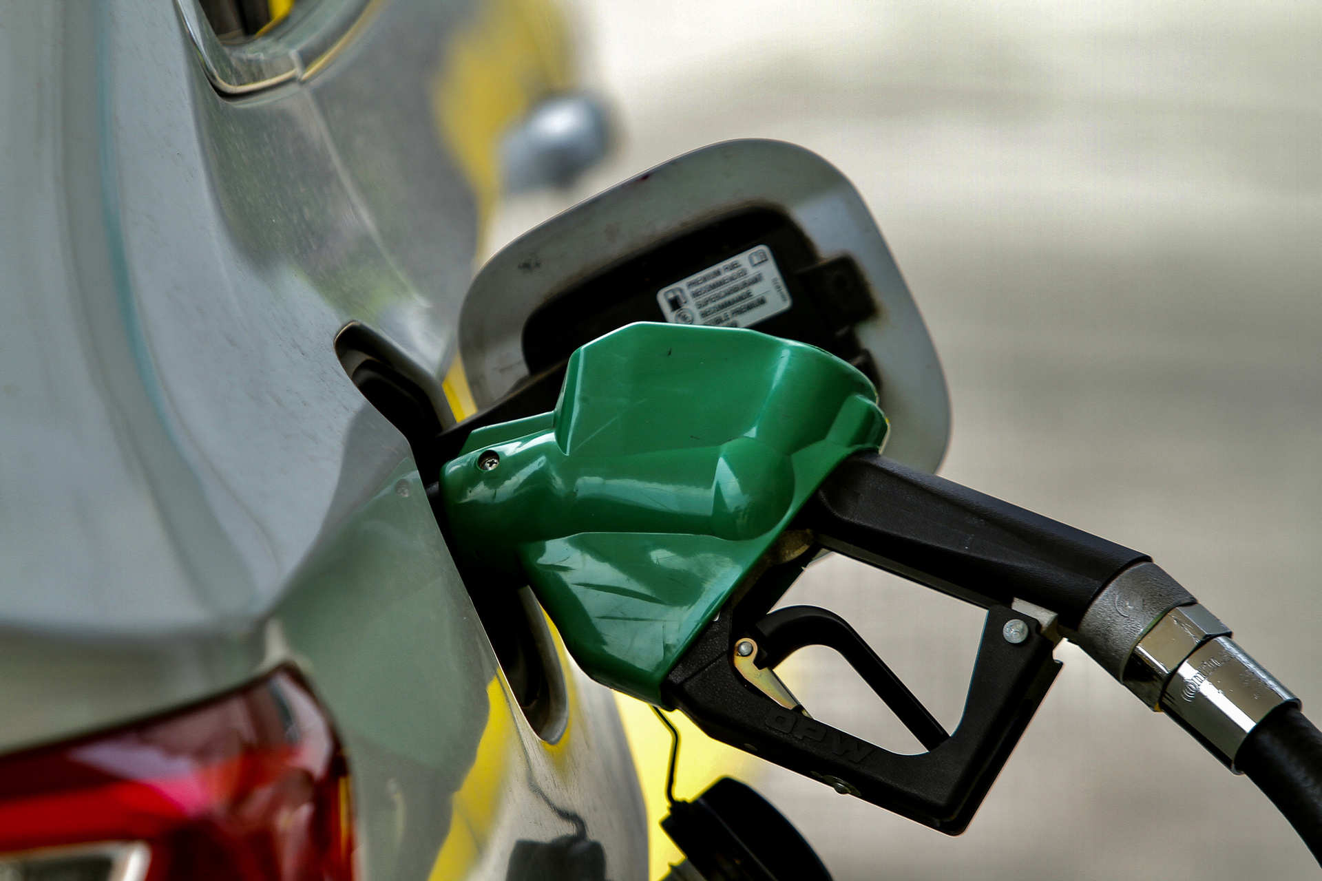 Pemex controla precio de la gasolina