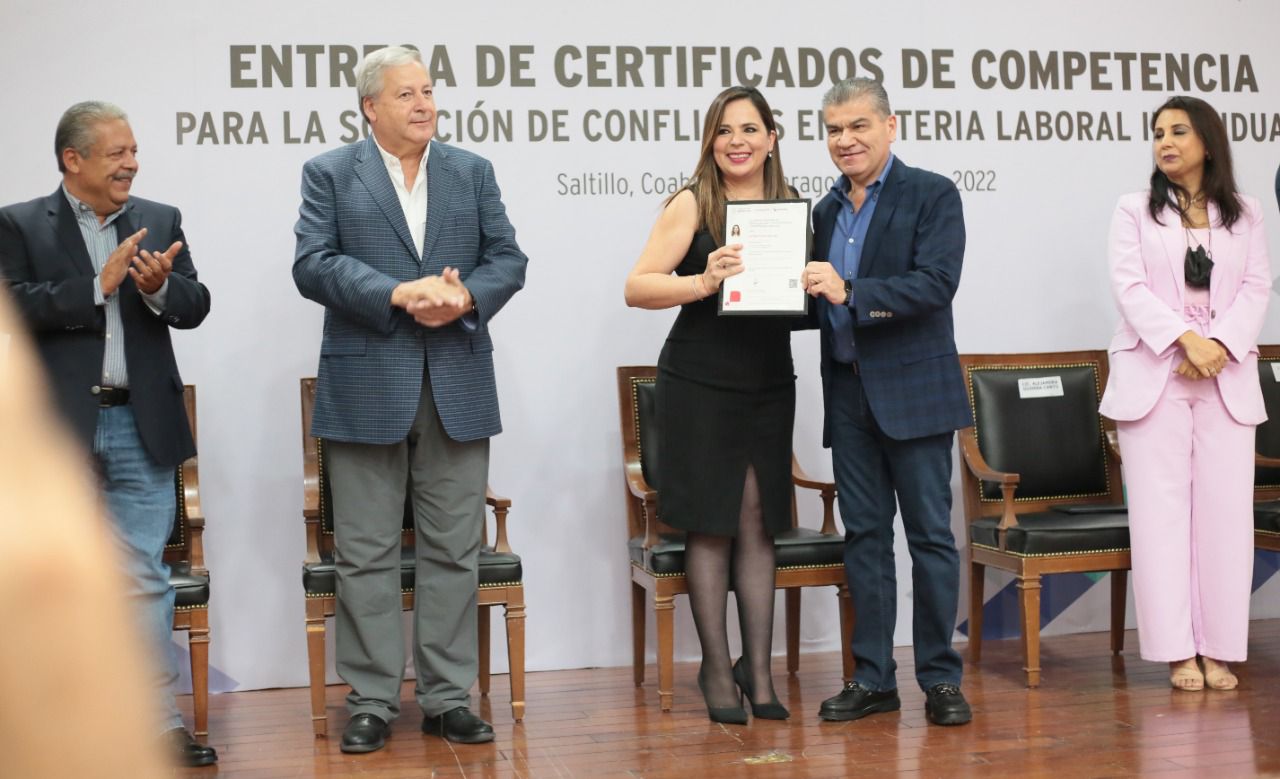 Entregan certificados de solución de conflictos en materia laboral en Coahuila