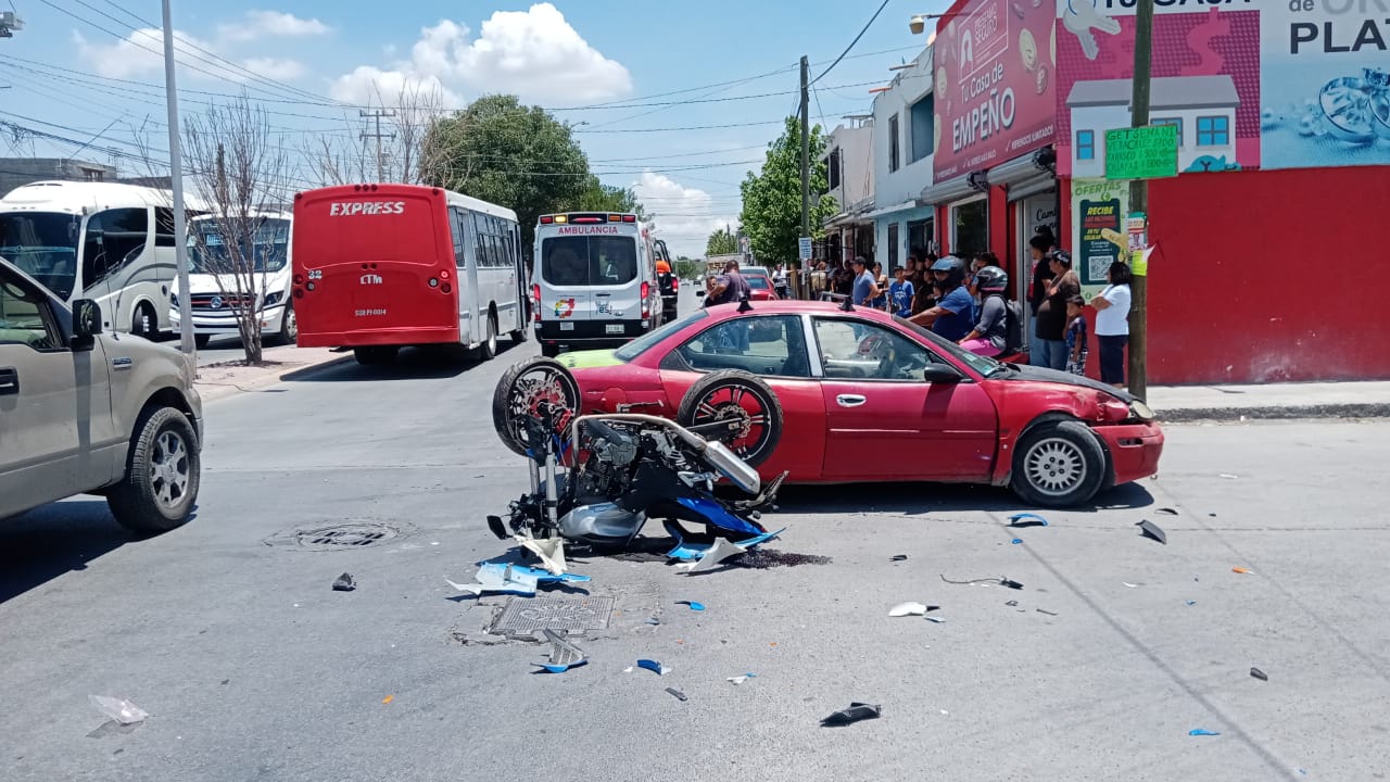 Camioneta ignora semáforo en rojo e impacta a motociclista en Ramos Arizpe