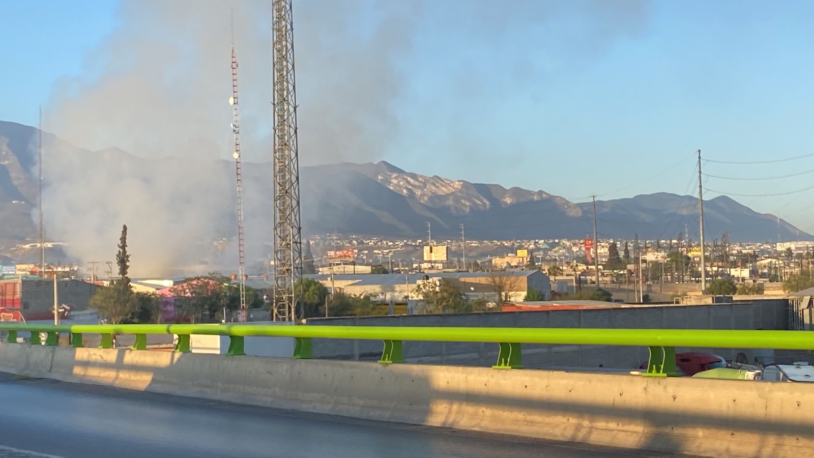Incendio de bodega alarma a vecinos de la San Ramón en Saltillo