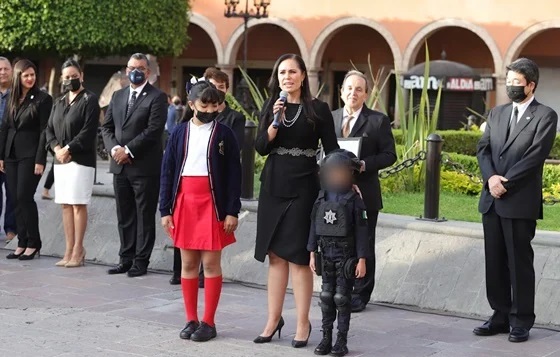 Niña aparece vestida de 'antimotín' en evento de alcaldesa de León