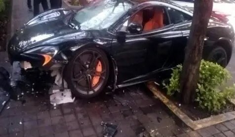 Estrellan y abandonan auto de lujo McLaren en calles de Polanco