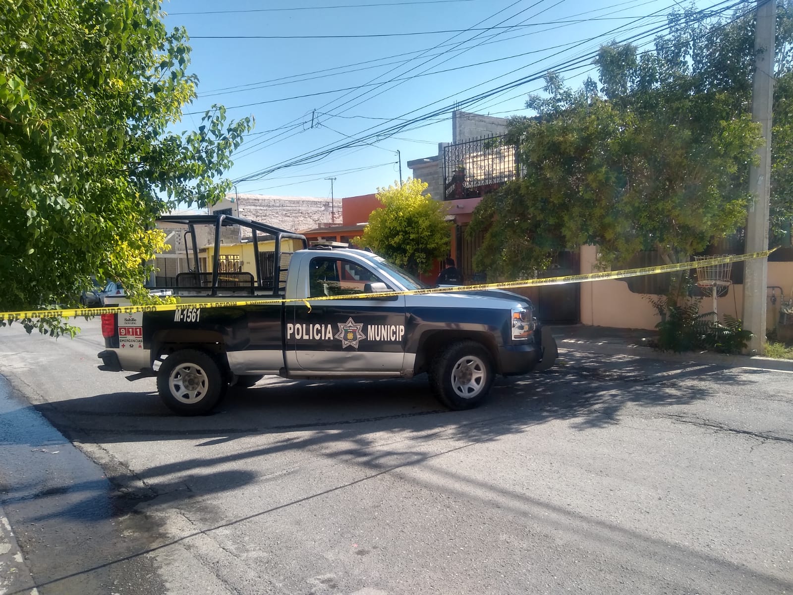 Localizan hombre sin vida y maniatado a bordo de vehículo en Saltillo