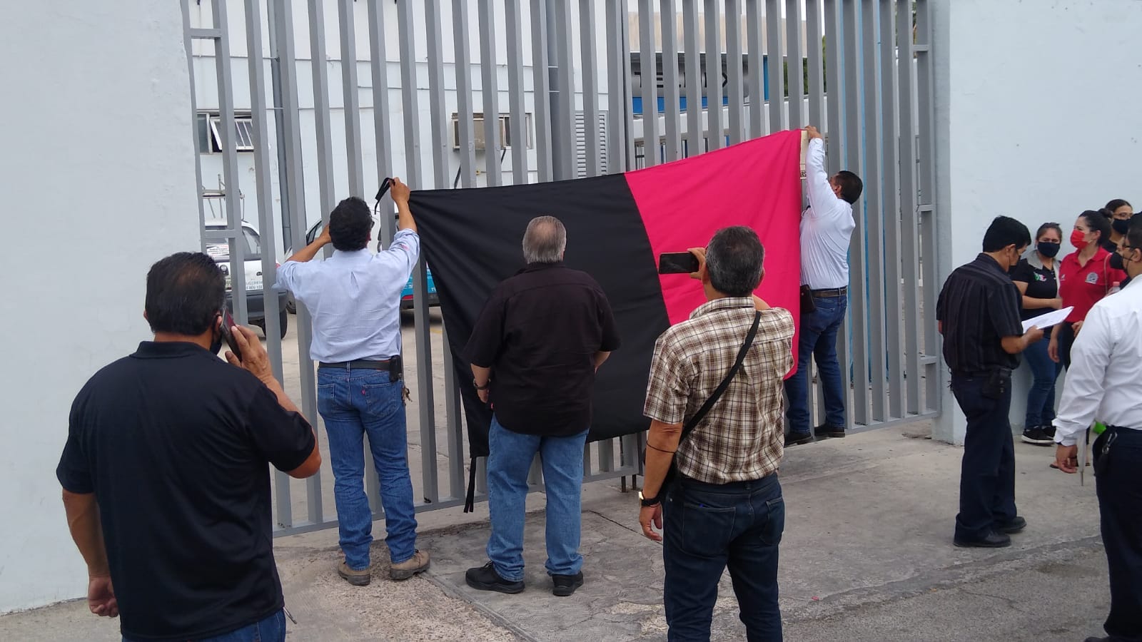 Estalla huelga en Telmex, instalan banderas rojinegras en Piedras Negras