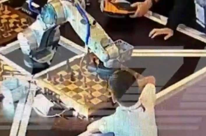 Robot le rompe el dedo a un niño de 7 años mientras jugaban ajedrez