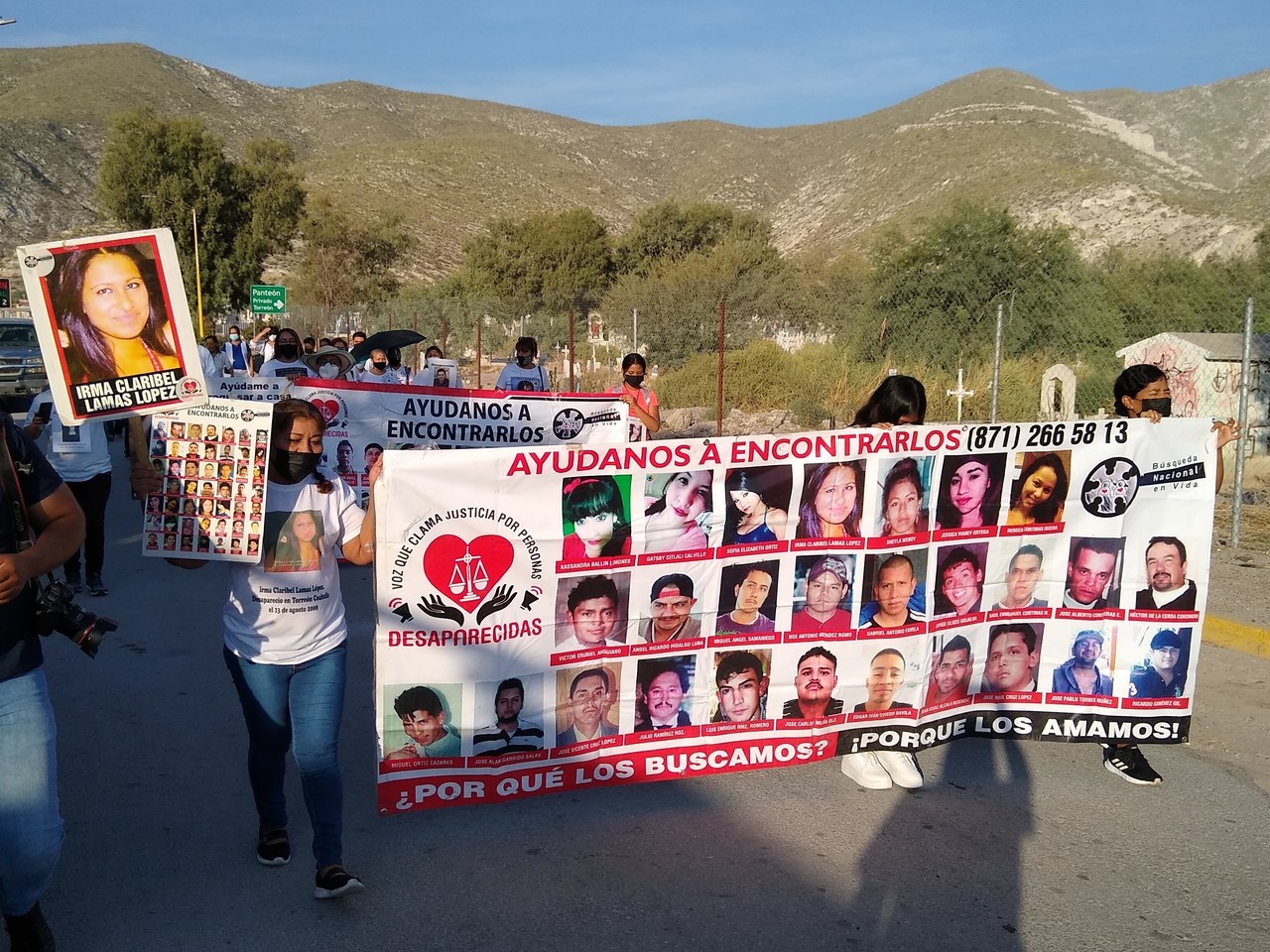 '¡Queremos justicia... ahora!', exigen familias de desaparecidos durante marcha en cementerio de Torreón