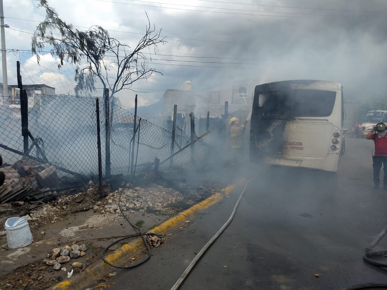 Incendio acaba con tejaban y camión de transporte de personal en Ramos Arizpe