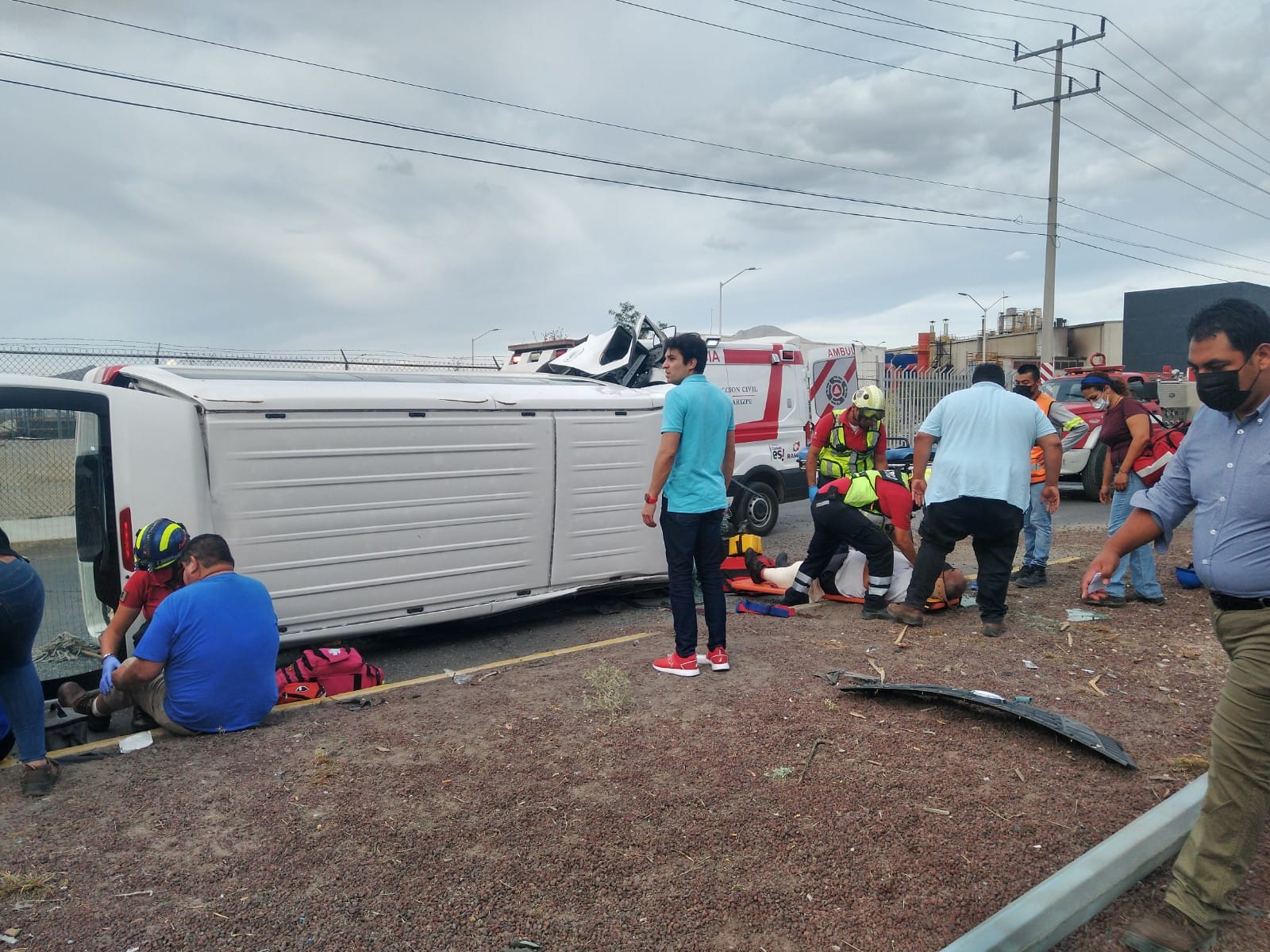 Volcadura de transporte de personal en Ramos Arizpe deja siete lesionados
