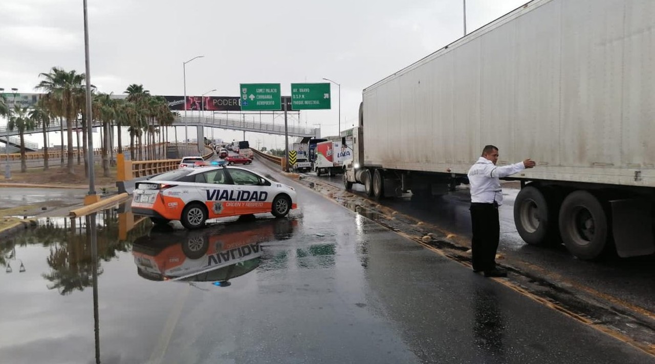 Lluvia ocasiona derrumbes de árboles y accidentes viales en Torreón