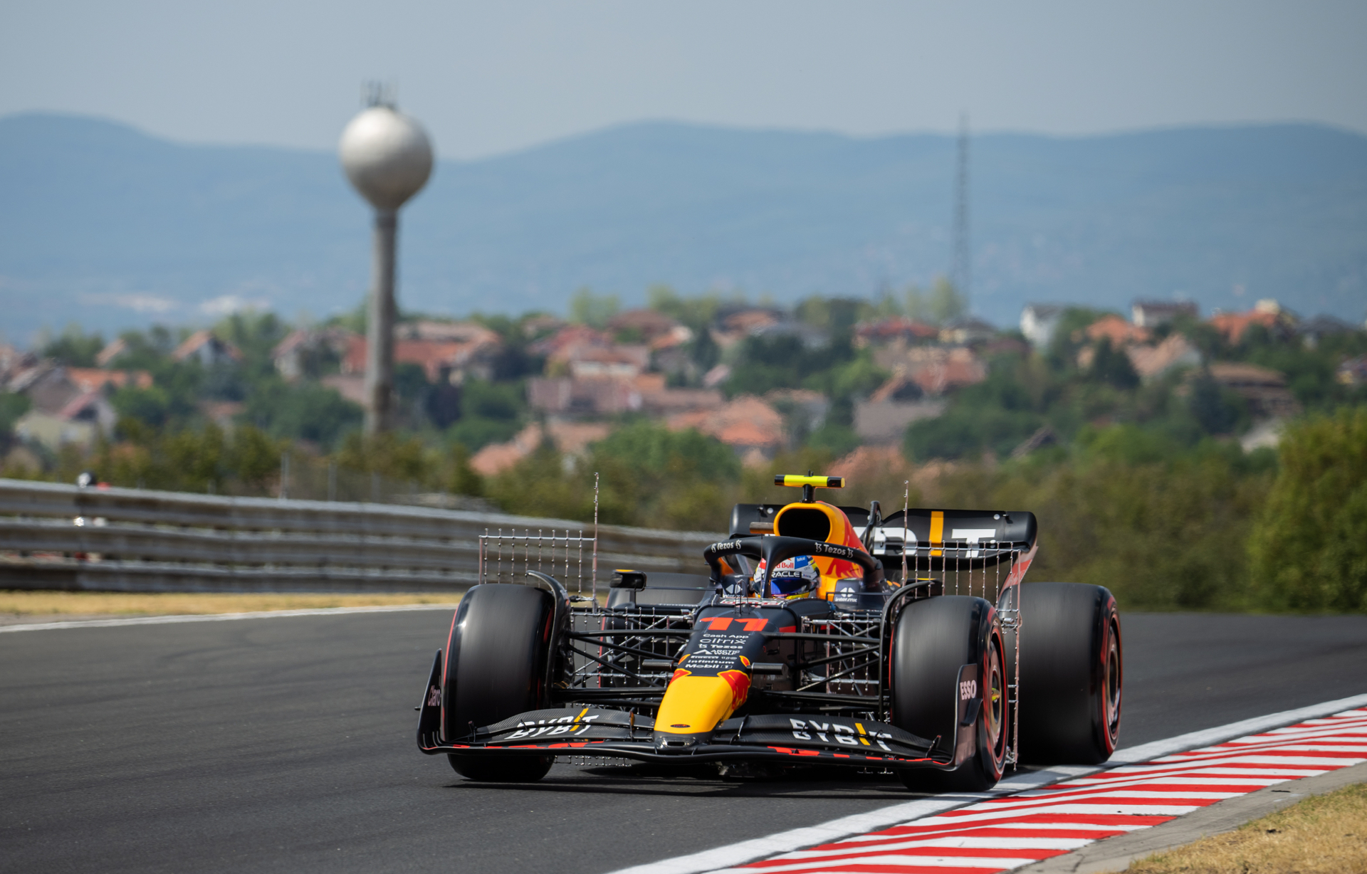 'Checo' Pérez se coloca en sexto en la primera práctica de Hungría dominada por Carlos Sainz