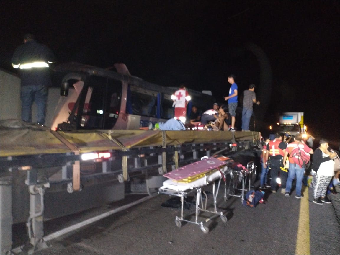 Accidente en carretera Saltillo - Torreón deja 2 muertos y 20 heridos
