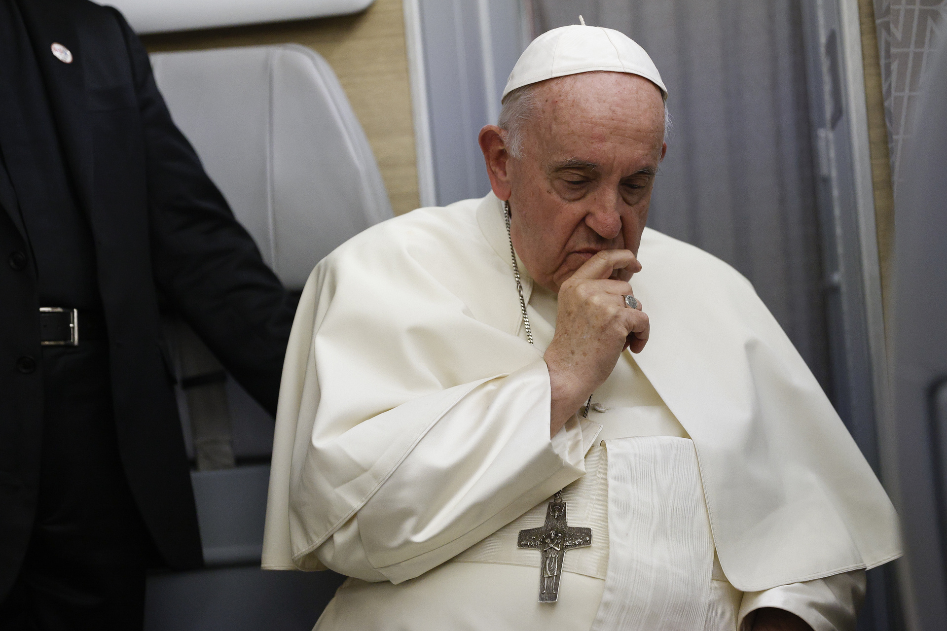 Papa Francisco deja puerta abierta a su renuncia tras limitantes de la edad