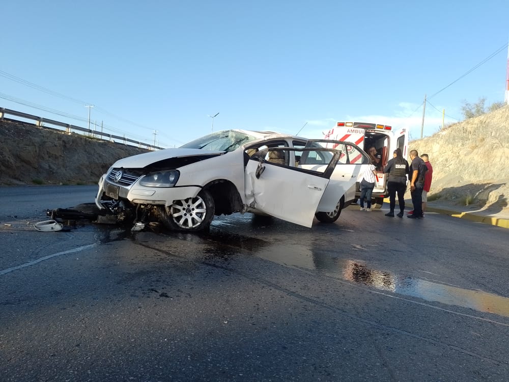 Destroza su vehículo al conducir a exceso de velocidad en Ramos Arizpe
