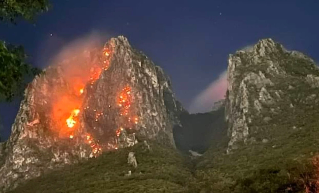 Incendio forestal en el Cerro de la Silla causa alarma en Nuevo León