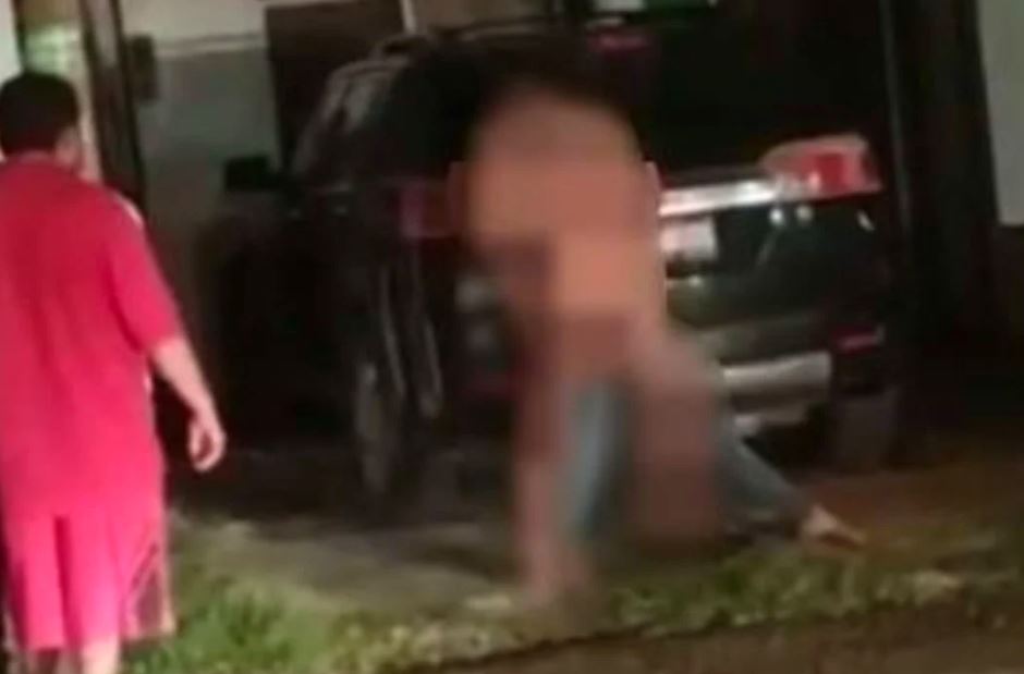 Exhiben a marino desnudo intentando asfixiar a mujer en Michoacán