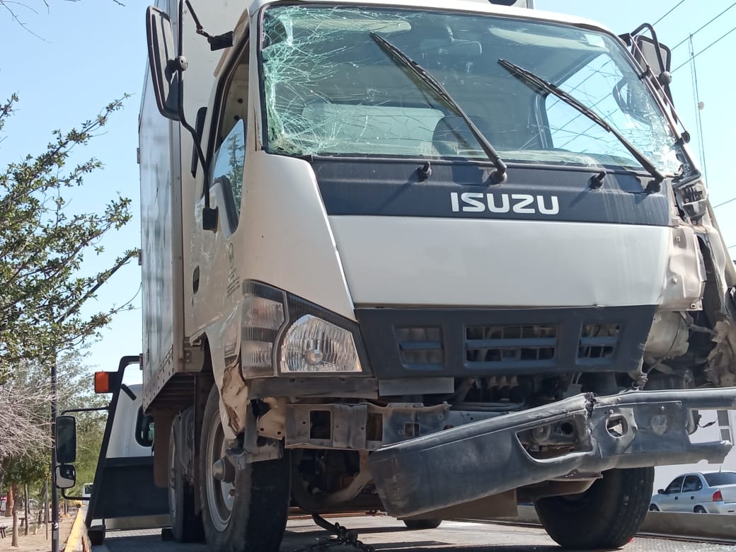 Hombre pierde el control de su vehículo y se vuelca en periférico de Torreón