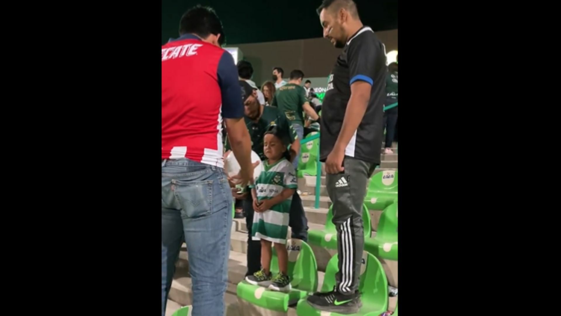 VIDEO: Aplauden gesto de un aficionado de Chivas con niño santista 