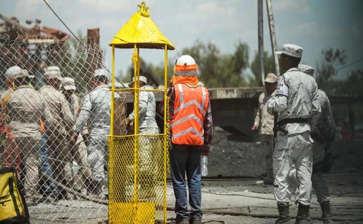 Con jaula, alistan rescate de mineros atrapados en pozo en Coahuila