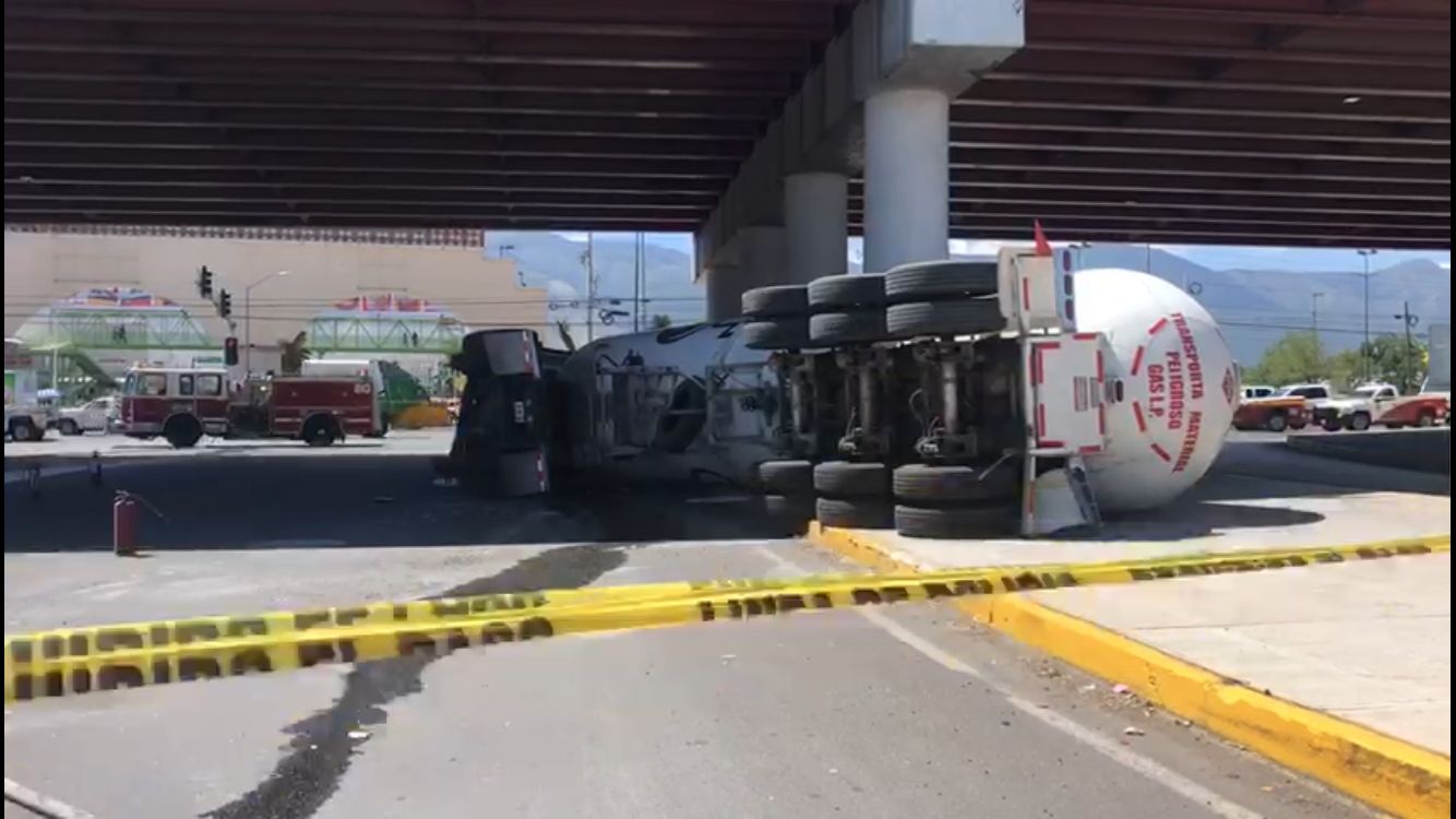 Vuelca pipa con gas LP en Saltillo, conductor queda lesionado