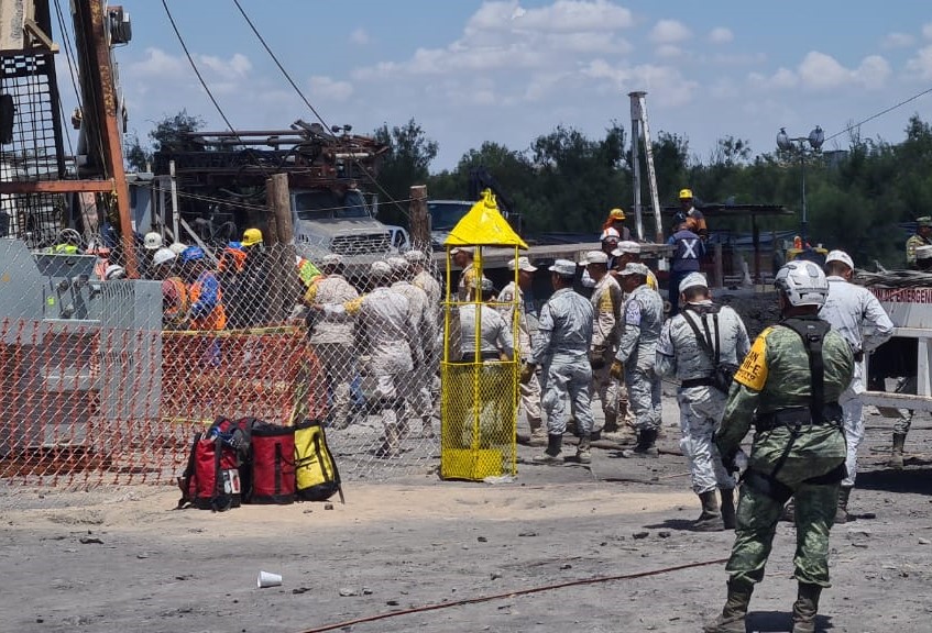 Militares ingresan a mina en Sabinas y extraen material sólido