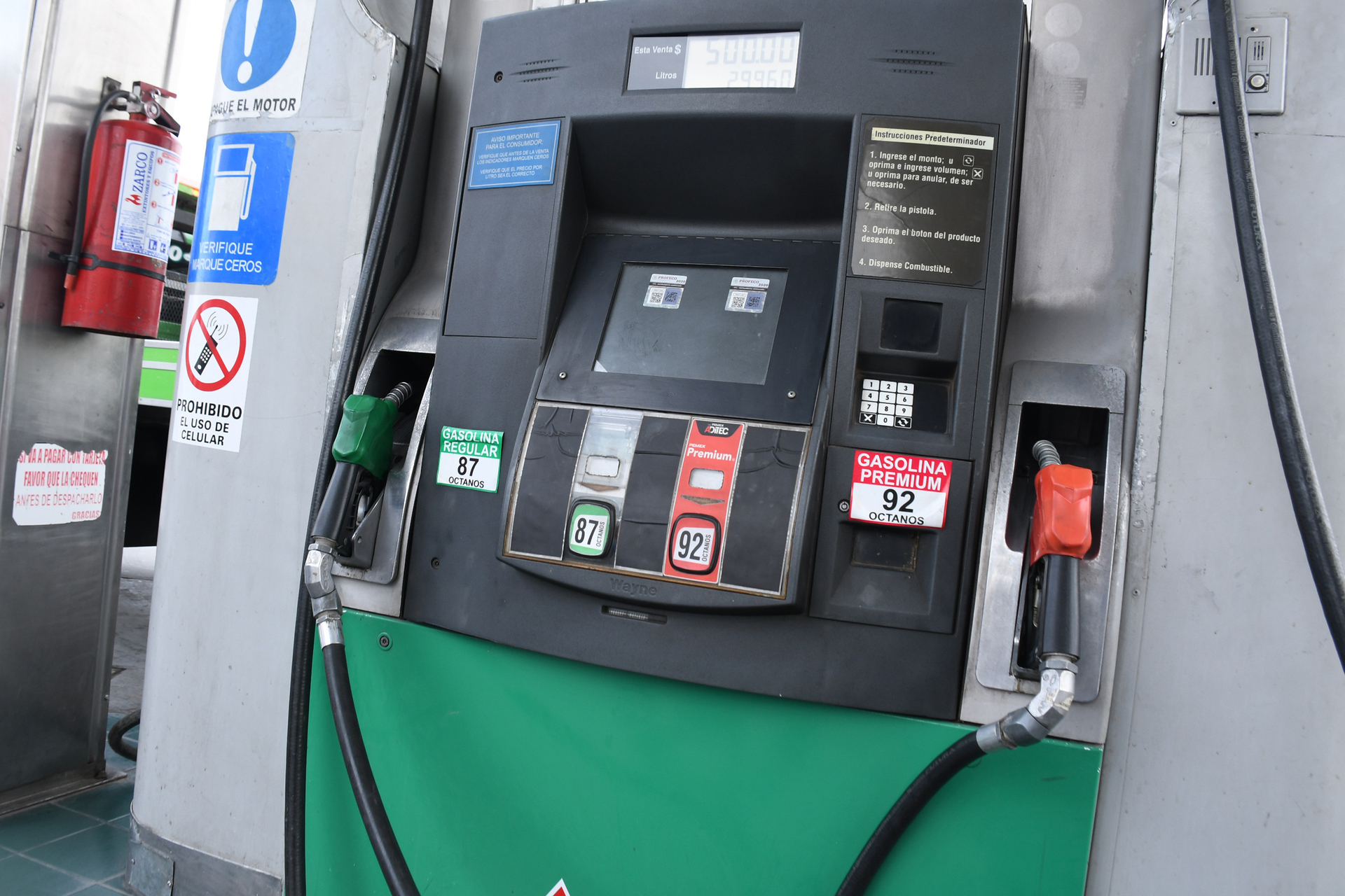 'Mexicanos no sentirán la baja de precio de las gasolinas', dice economista