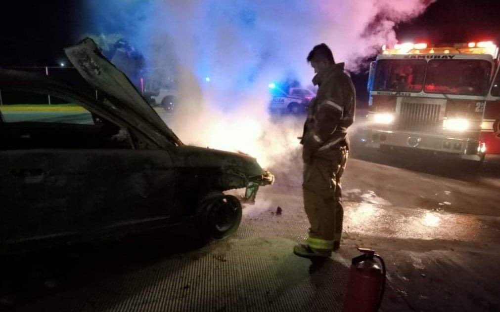 Sujetos armados incendian estación de gasolina y un vehículo en Michoacán