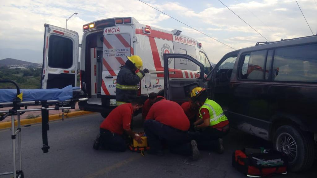 Conductor ebrio se impacta contra camión de transporte público en Ramos Arizpe