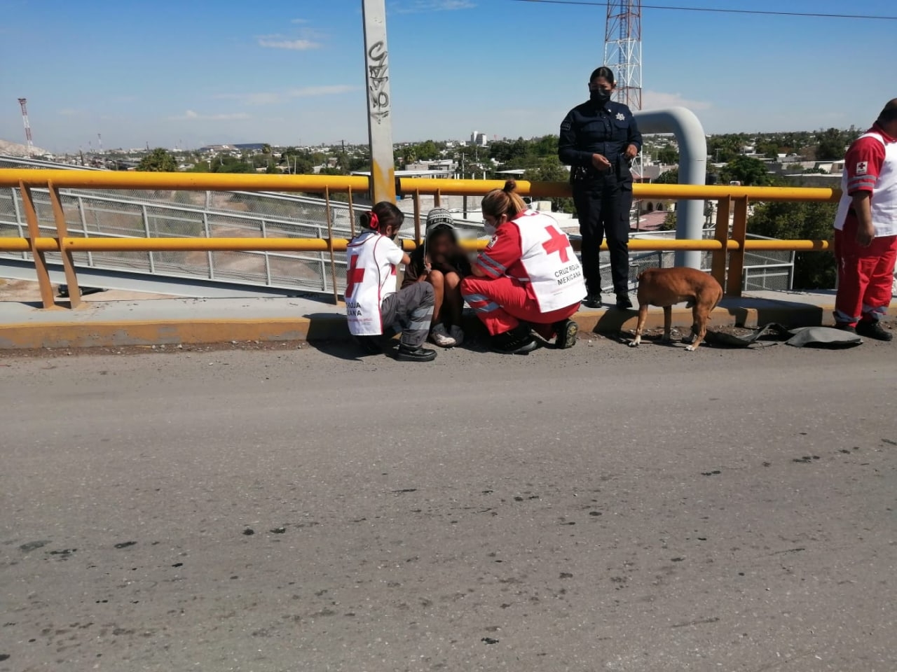 Protección Civil rescata a mujer que pretendía quitarse la vida en puente vehicular de Torreón