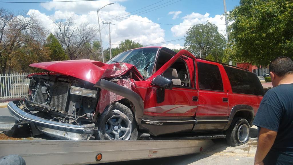 Impacta camioneta al retornar a exceso de velocidad en Saltillo
