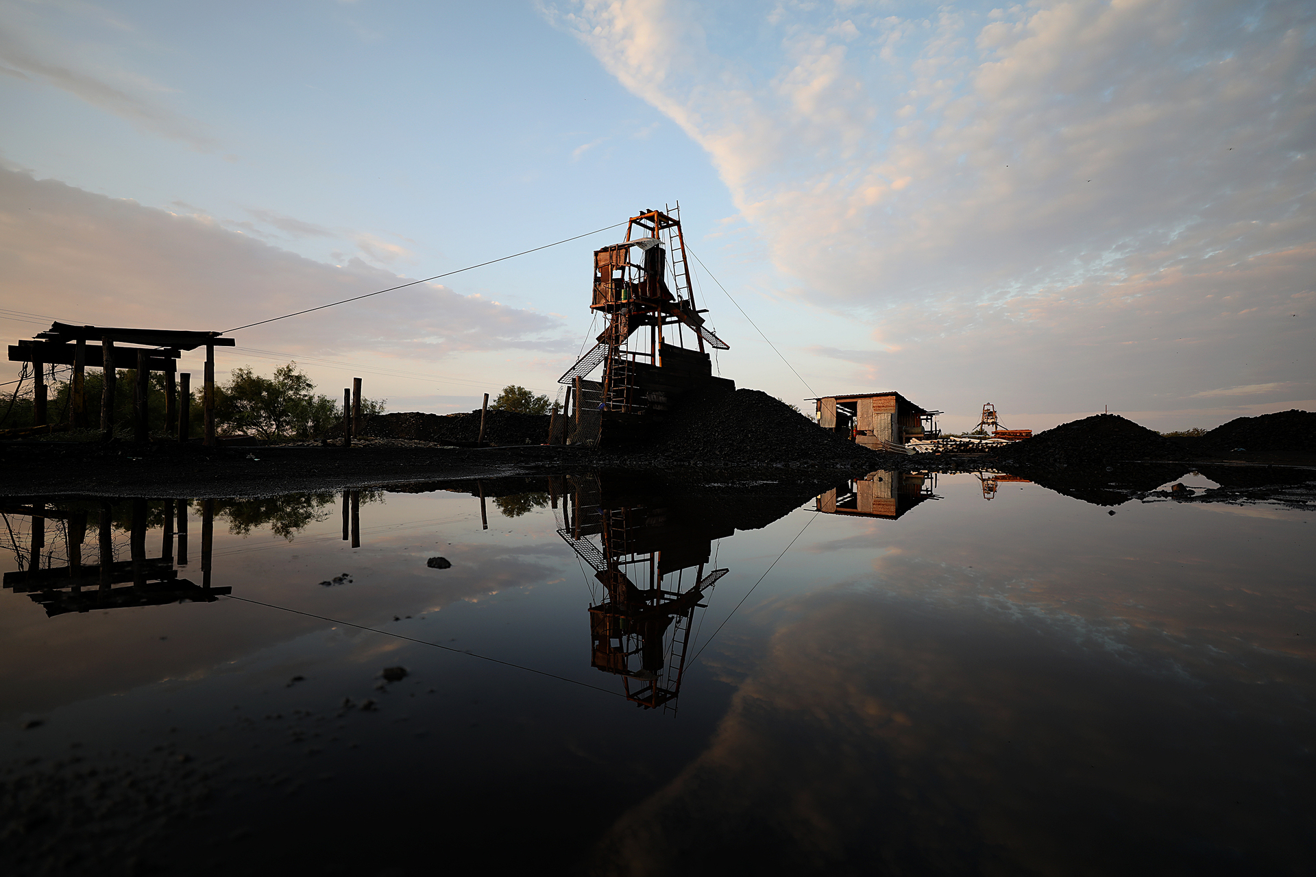 A dos semanas del accidente en mina de Sabinas siguen sin identificar de dónde entra el agua
