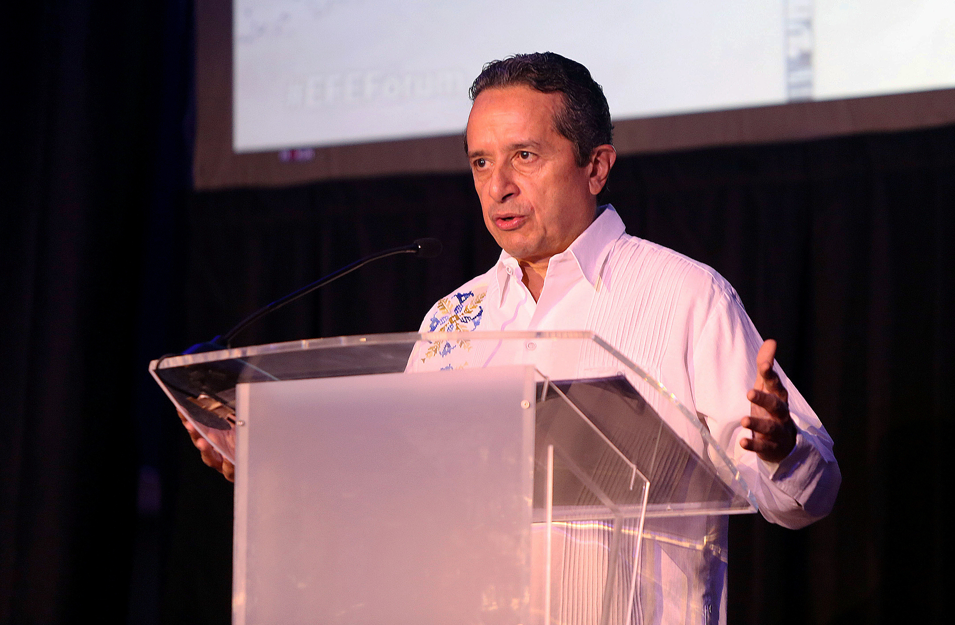 AMLO adelanta que Carlos Joaquín González, gobernador de Quintana Roo, se incorporará a su gobierno