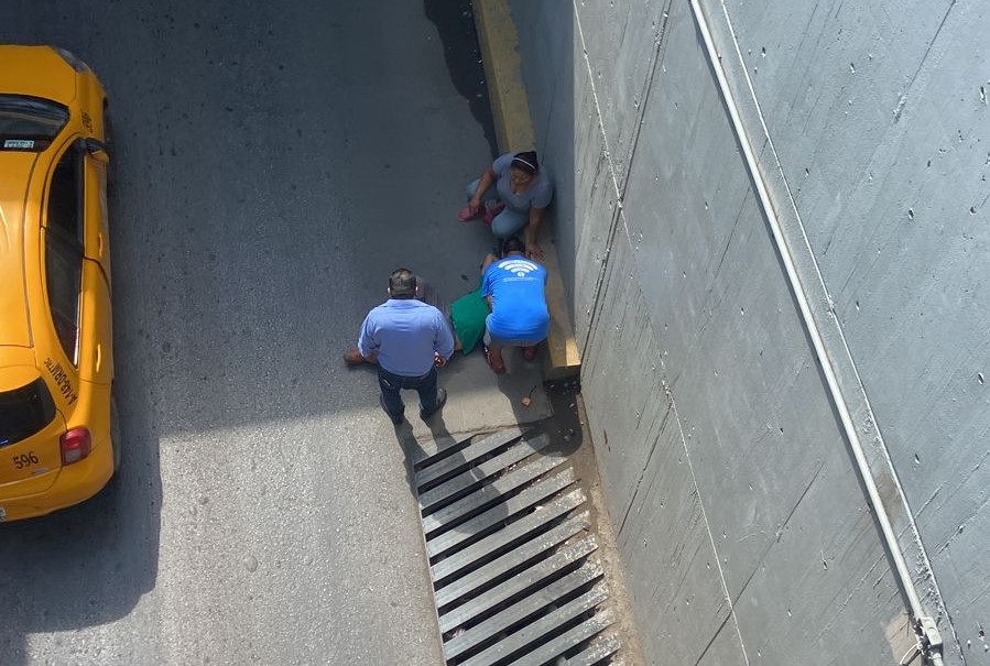 Hombre se lanza de paso a desnivel en Torreón y termina con graves lesiones