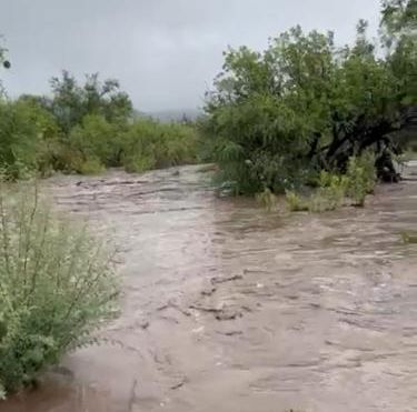 Lluvias provocan crecida de arroyo en San Juan de Sabinas
