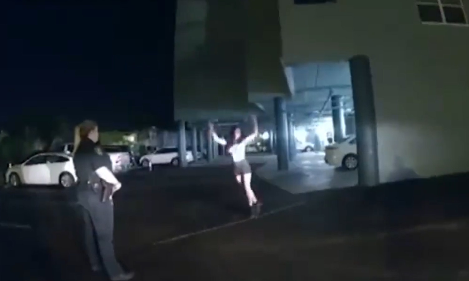 VIDEO: Mujer intenta salvarse de prueba de sobriedad con baile