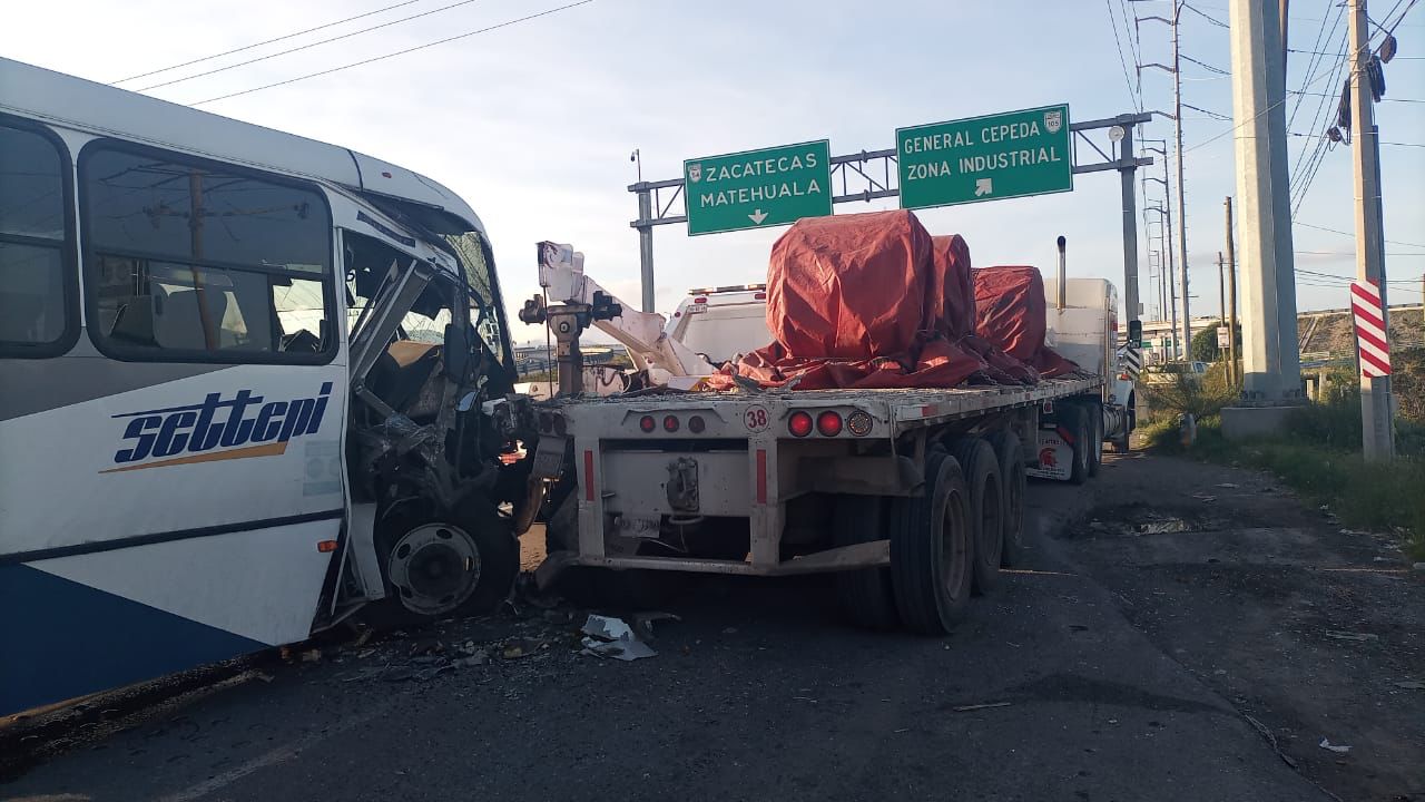 Imprudente maniobra de chofer de transporte de personal deja 35 lesionados en Saltillo