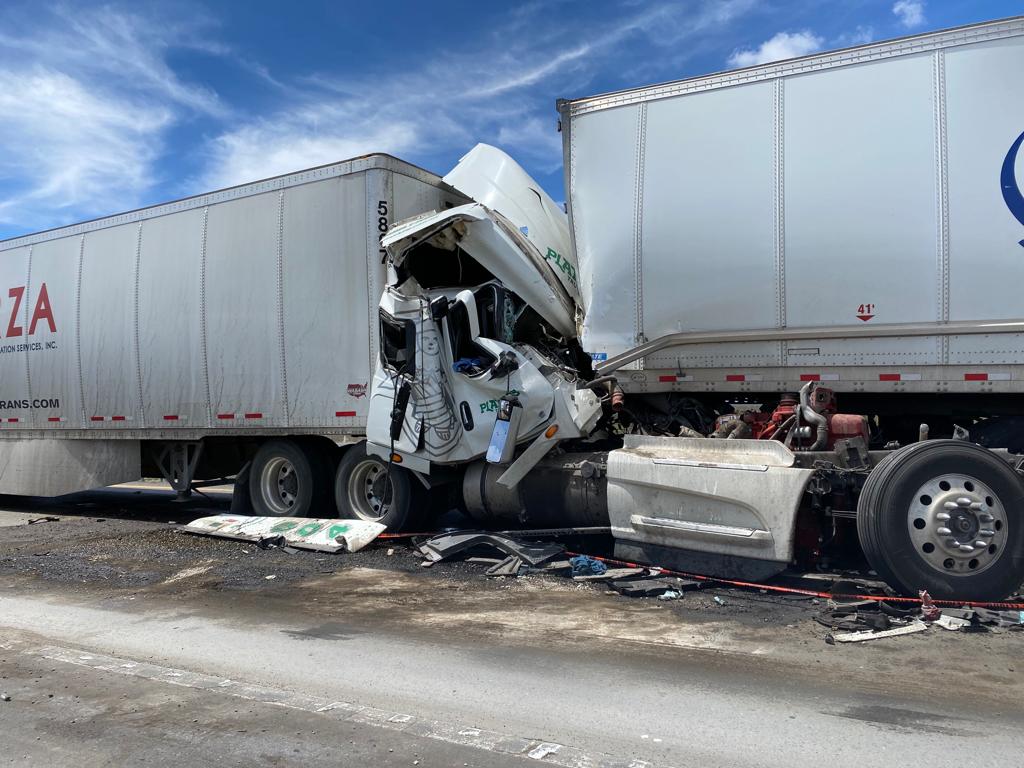 Se impacta tracto camión sobre carretera 57 en Nuevo León, muere prensado conductor