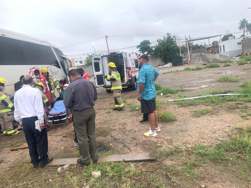 Autobús cae sobre joven mecánico y le fractura el brazo en Torreón