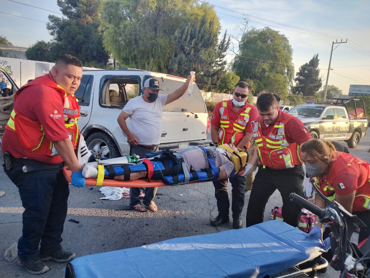 Reportan graves a motociclistas tras impactarse con camioneta en Ramos Arizpe