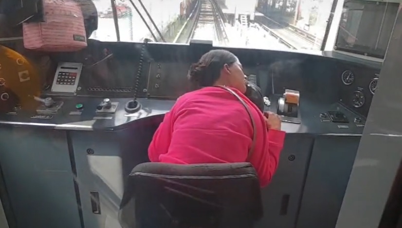 Captan a trabajadora del Metro durmiendo en cabina de tren en movimiento