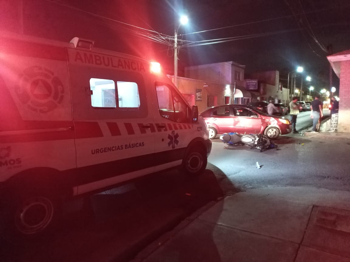 Se impactan moto y auto tras conducir sin precaución en Ramos Arizpe