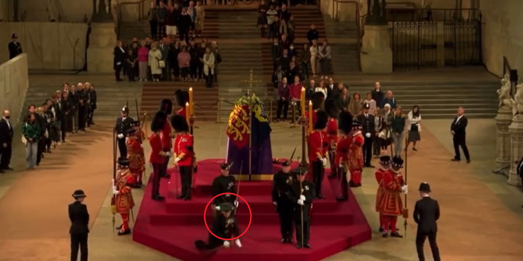 Guardia Real se desmaya durante cortejo fúnebre de la reina Isabel II
