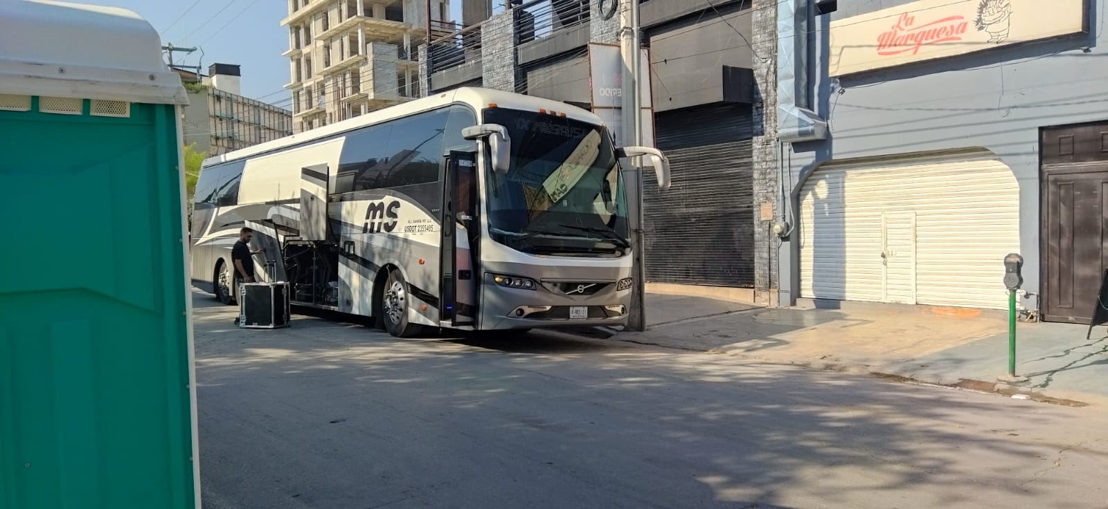 ¡Ya casi! Autobús de la Banda MS causa revuelo en la Plaza Mayor