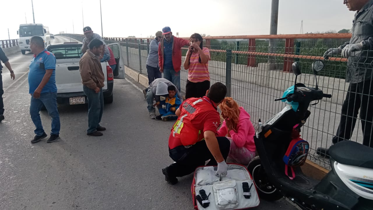 Madre de familia impacta su moto contra camioneta en Ramos Arizpe