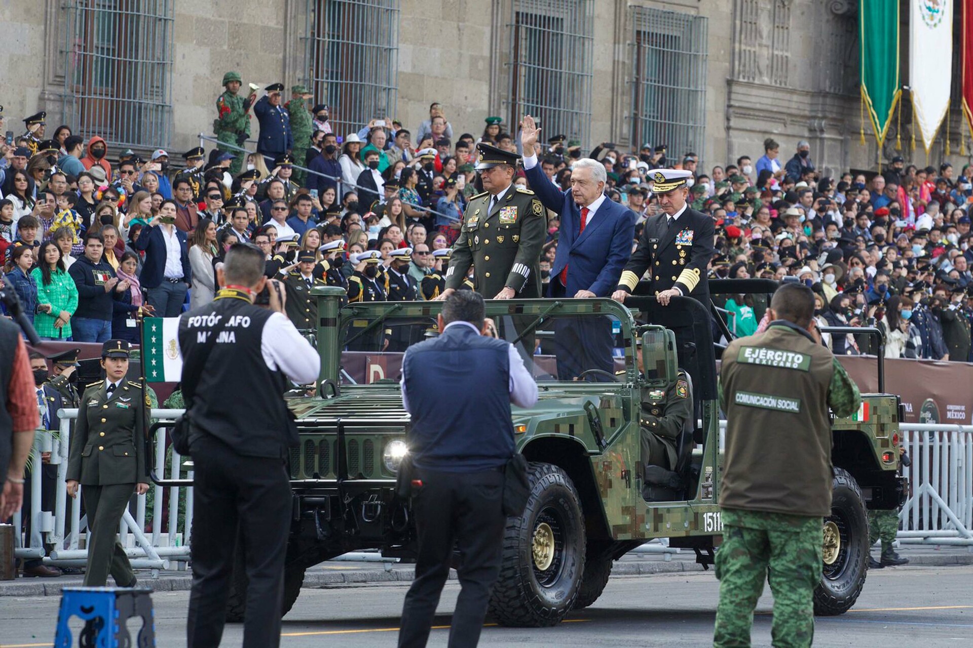 Con llamado a la paz mundial, AMLO encabeza desfile cívico militar por la Independencia de México