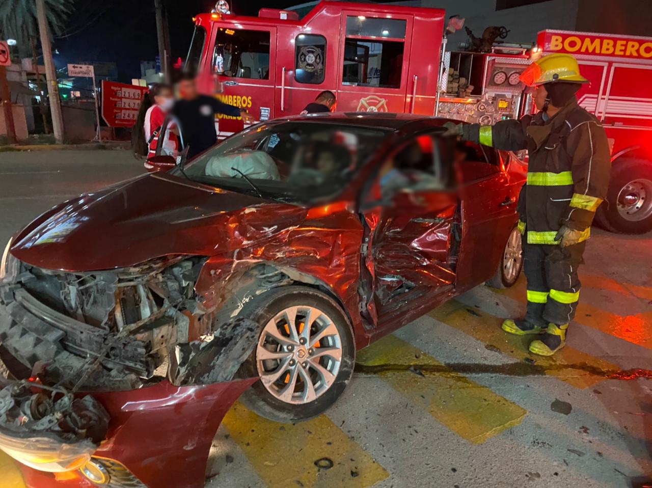 Aparatoso accidente vial deja cuatro lesionados en Torreón y responsable huye