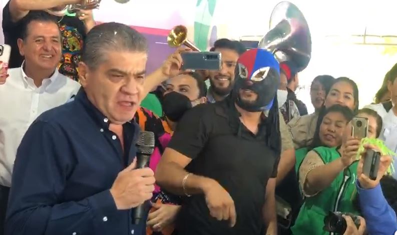 Tamborazo interrumpe discurso del gobernador Miguel Riquelme y él se suma a cantar