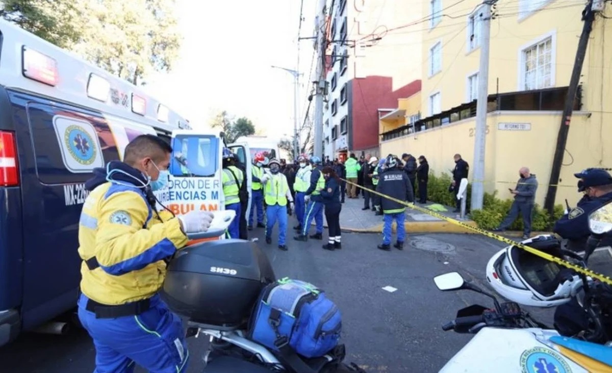Hombre arrolla a su exnovia afuera de un bar en la Ciudad de México