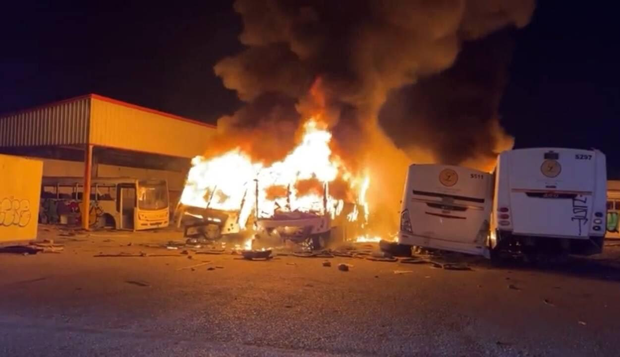 Incendio deja en cenizas a 14 unidades de transporte de personal en Saltillo